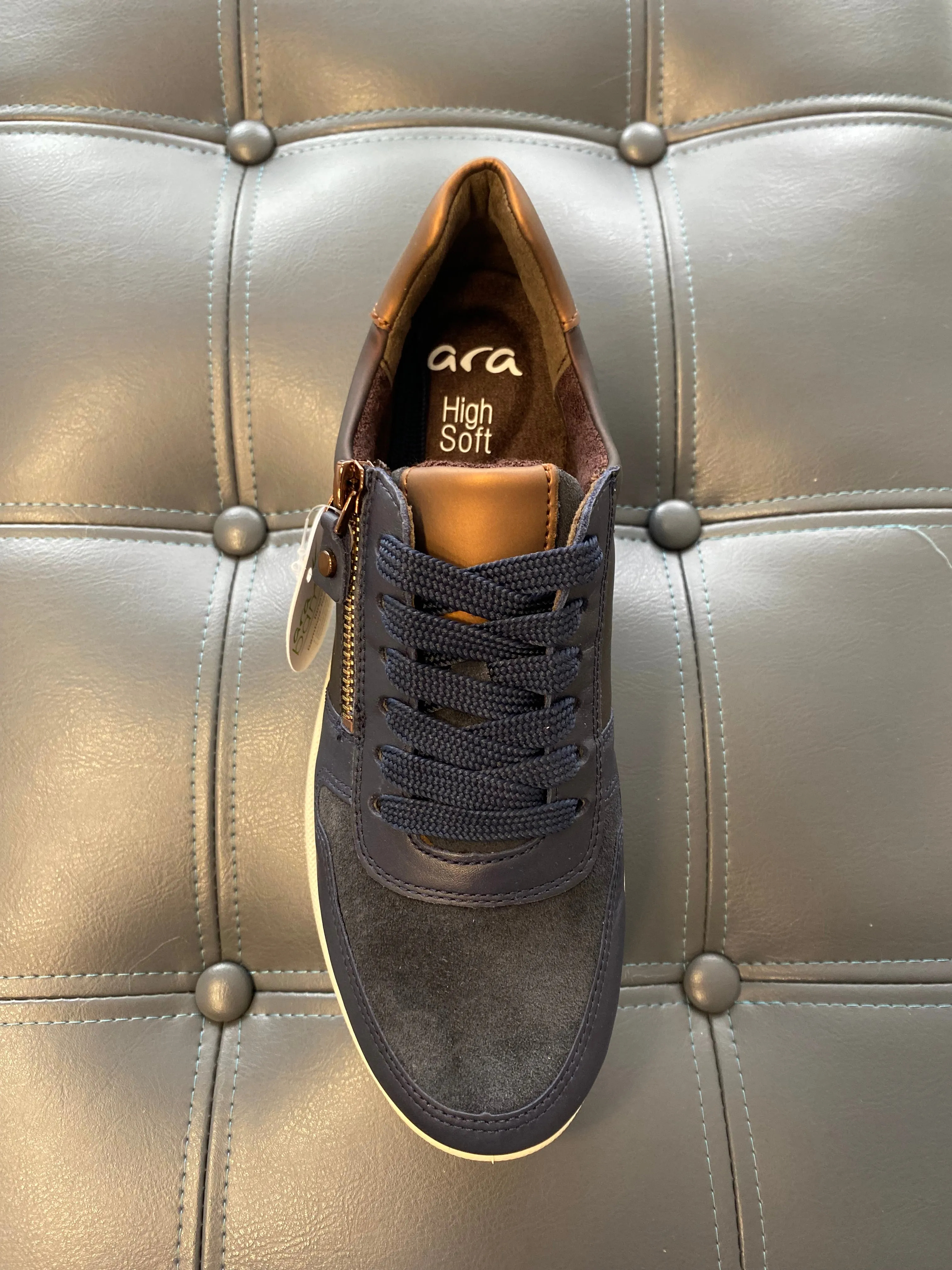 Ara Sappora Navy Trainer