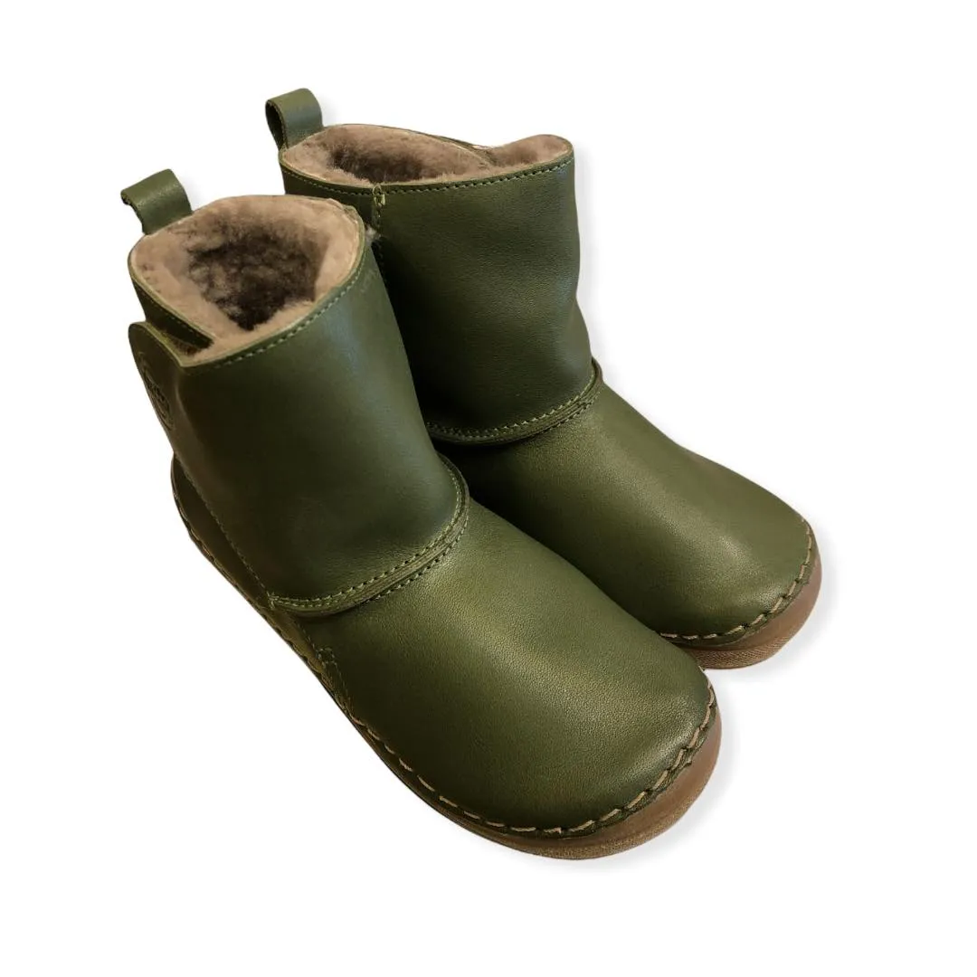 Sure! To optimize the title of this e-commerce product, its best to include specific details such as the type of shoe, material, target audience, and unique features. Lets try this:

Leon Barefoot Winter Boots for Men - Waterproof, Insulated, Lightweight Outdoor Footwear

This optimized title includes the brand name Leon, specifies that the product is barefoot winter boots, identifies the target audience as men, and highlights key features like being waterproof, insulated, and lightweight, which are appealing for outdoor winter use.