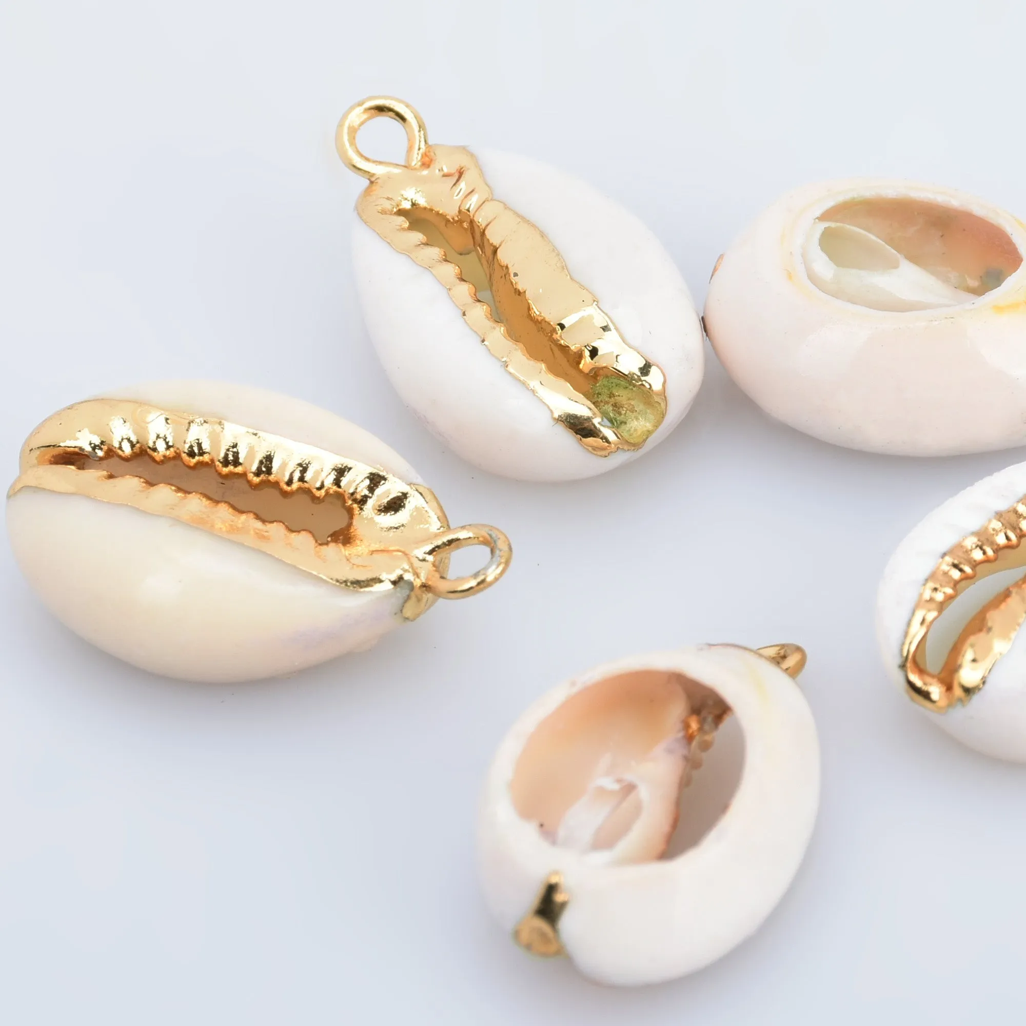 Natural Cowrie Shell Pendant Cowrie Seashell charm with 2mm Holes DIY Bracelet Necklaces Earrings Jewelry Wholeasles 2pcs 102832