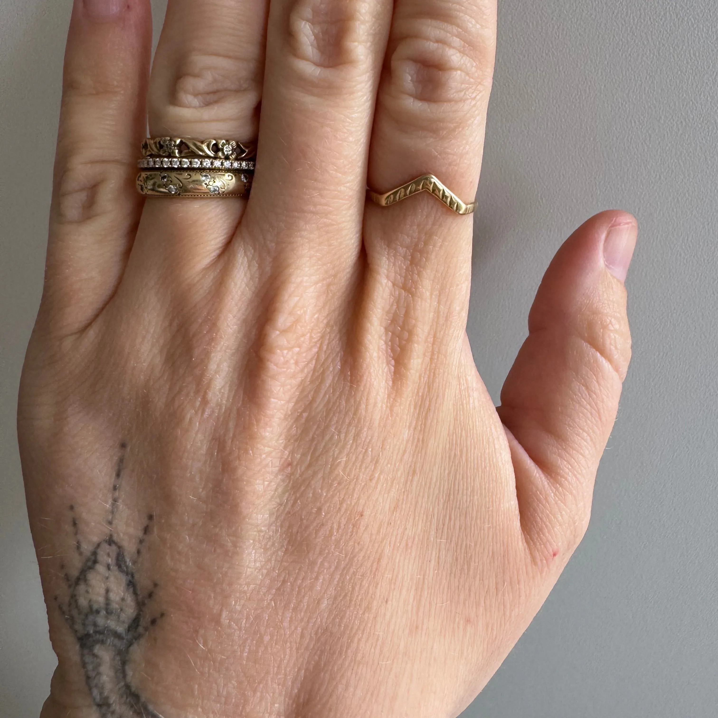 V I N T A G E // chevron stacker / 14k triangular curved band by Michael Anthony / size 6