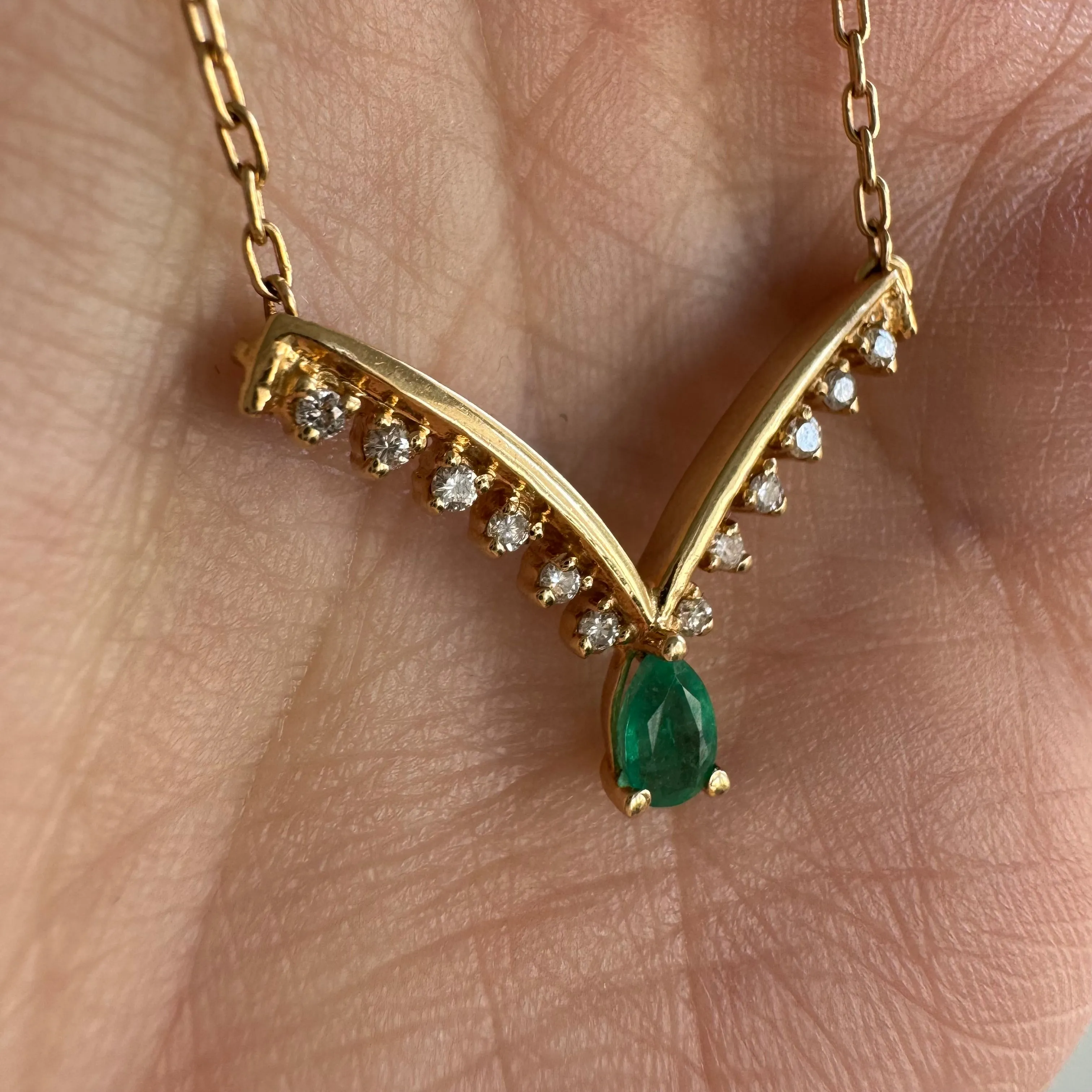 V I N T A G E // emerald valley / 14k diamond and emerald chevron pendant necklace / 17