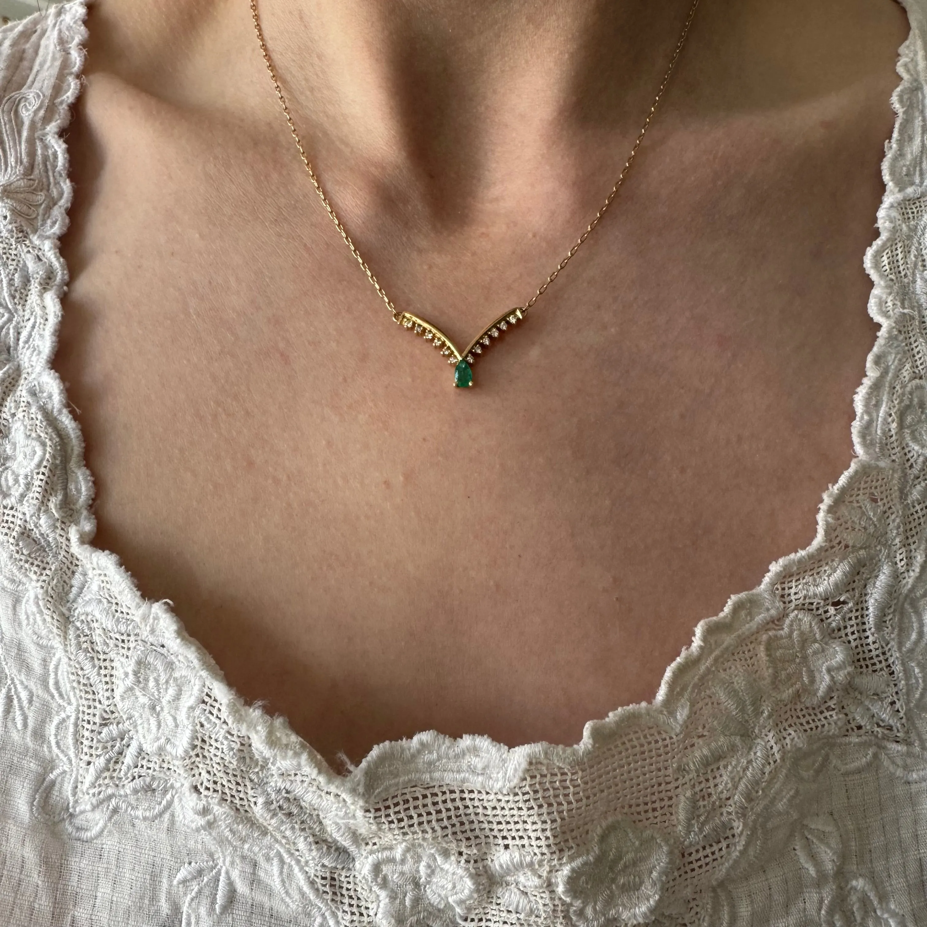 V I N T A G E // emerald valley / 14k diamond and emerald chevron pendant necklace / 17