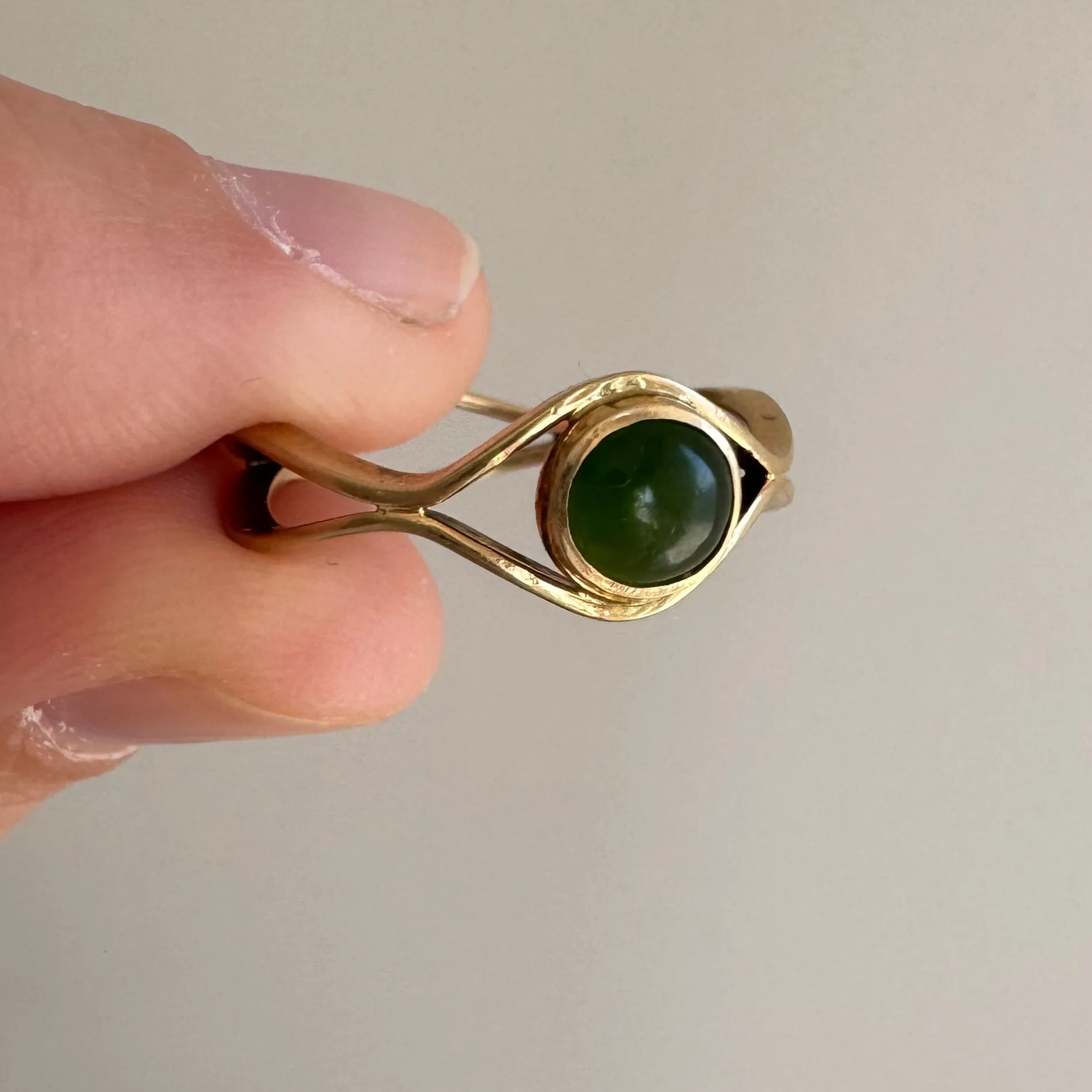 V I N T A G E // green eye waves / 14k and jade eye wavy stacking ring / size 5