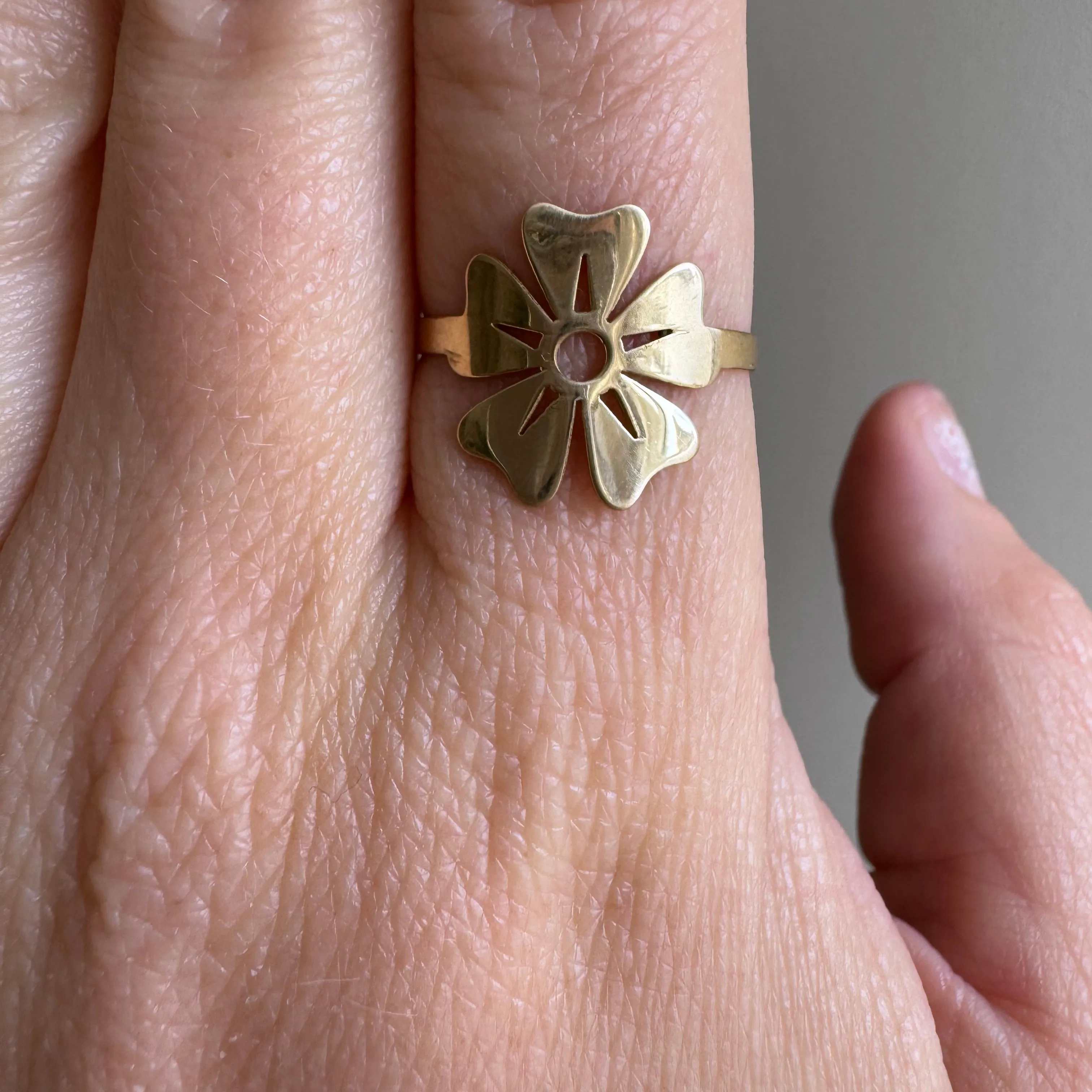 V I N T A G E // star flower / 18k yellow gold floral ring / size 6.5